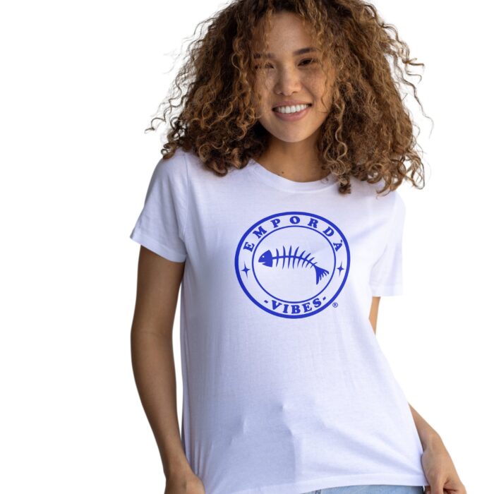 Samarreta color blanc amb logo davant.