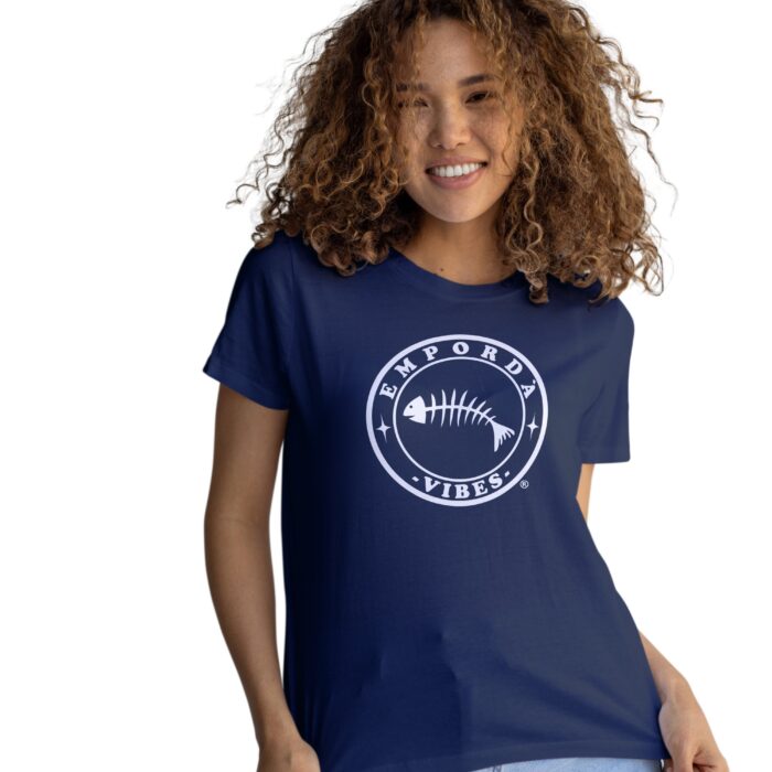 Samarreta color blau marí amb logo blanc davant.