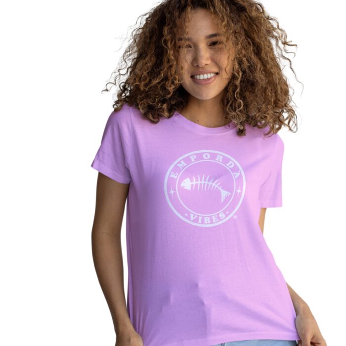 Samarreta colo rosa amb logo blanc davant.