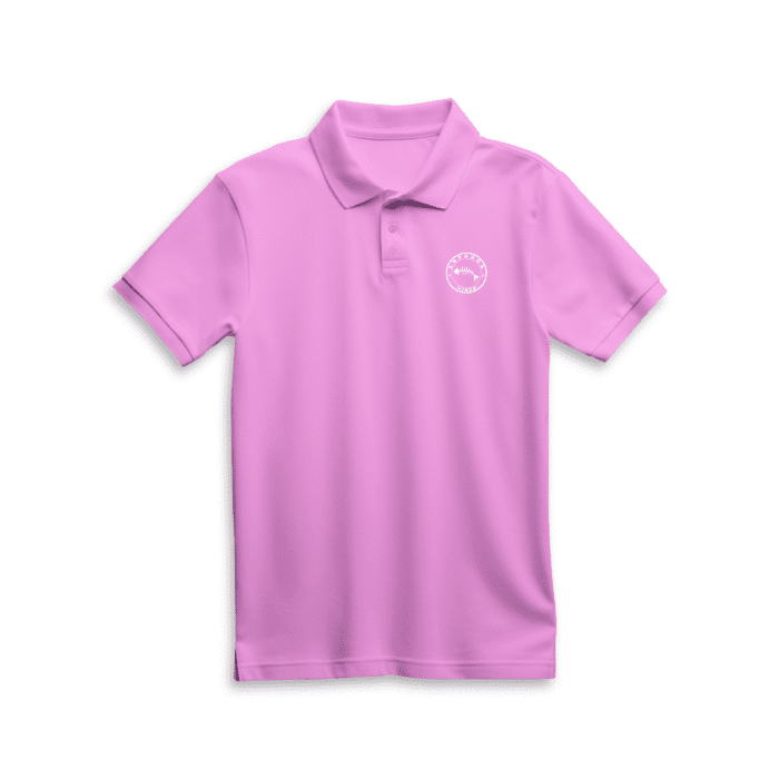 Polo color rosa amb logo blanc davant.