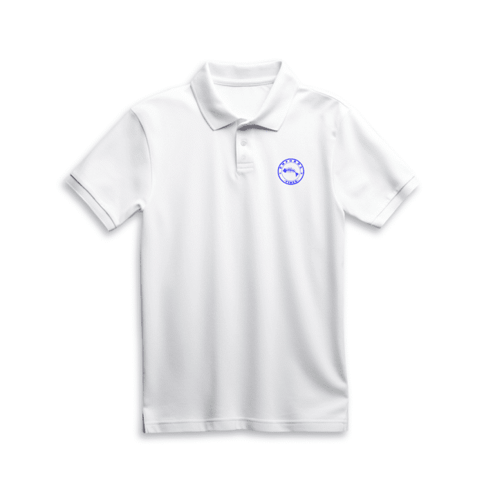 Polo color blanc amb logo blau davant.