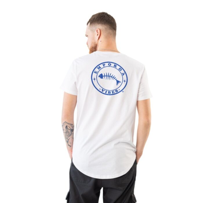 Samarreta color blanc amb logo blau davant i darrere.