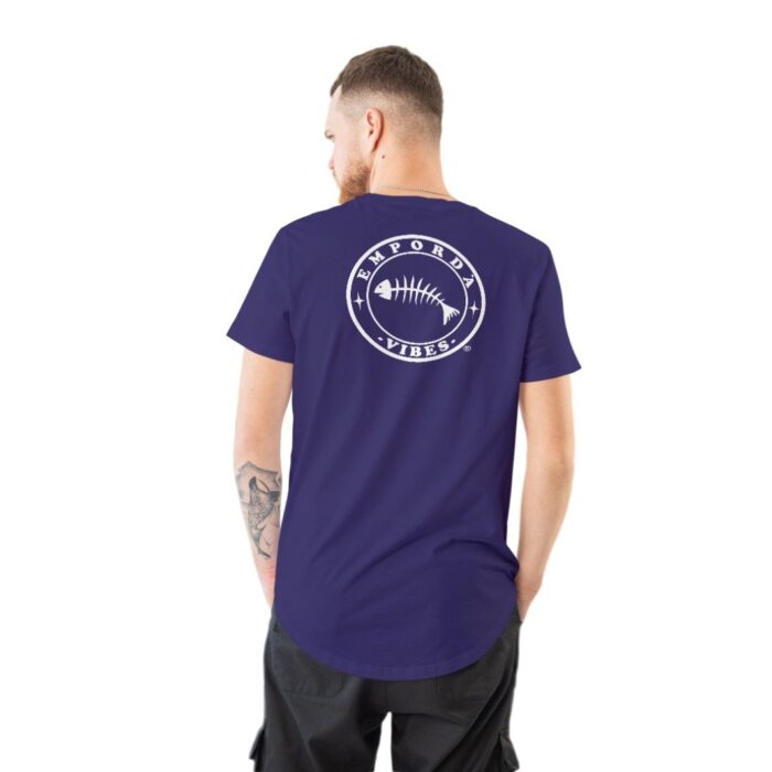 Samarreta color blau marí amb logo blanc davant i darrere.