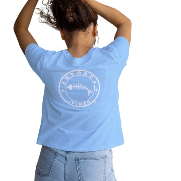 Samarreta color blau cel amb logo blanc davant i darrere.