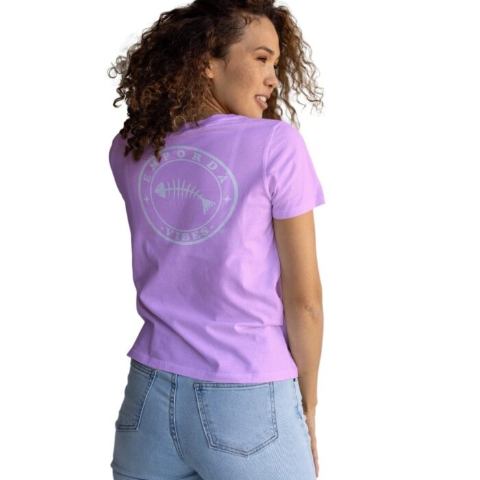 Samarreta colo rosa amb logo blanc davant i darrere.