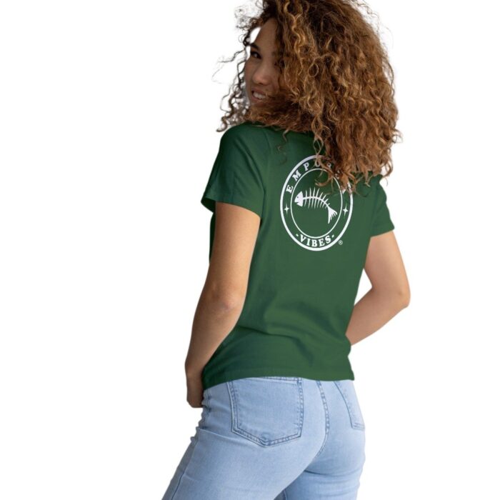 Samarreta color verd amb logo nlanc davant i darrere.