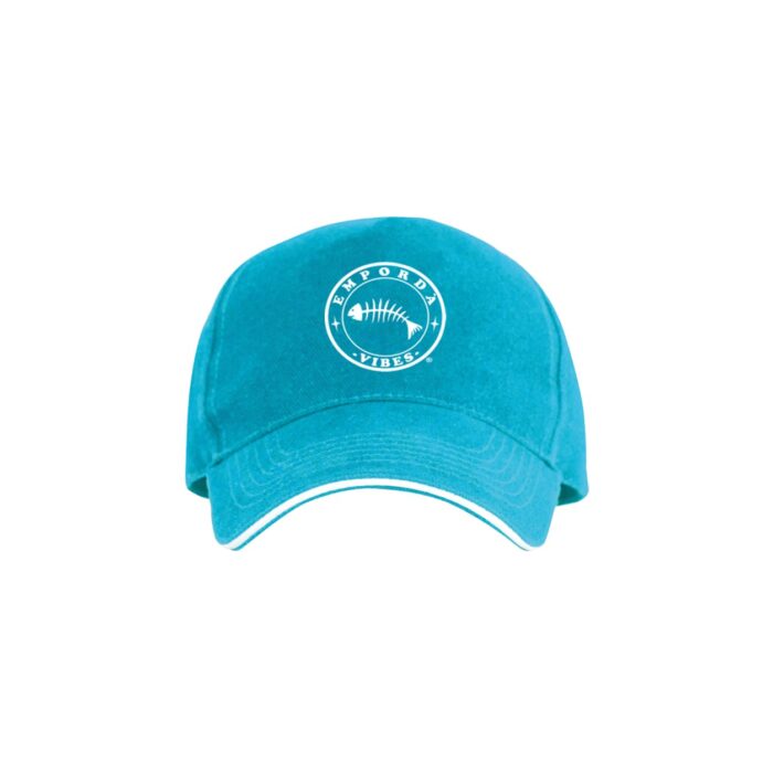 Gorra sport blau cel amb logo blanc.