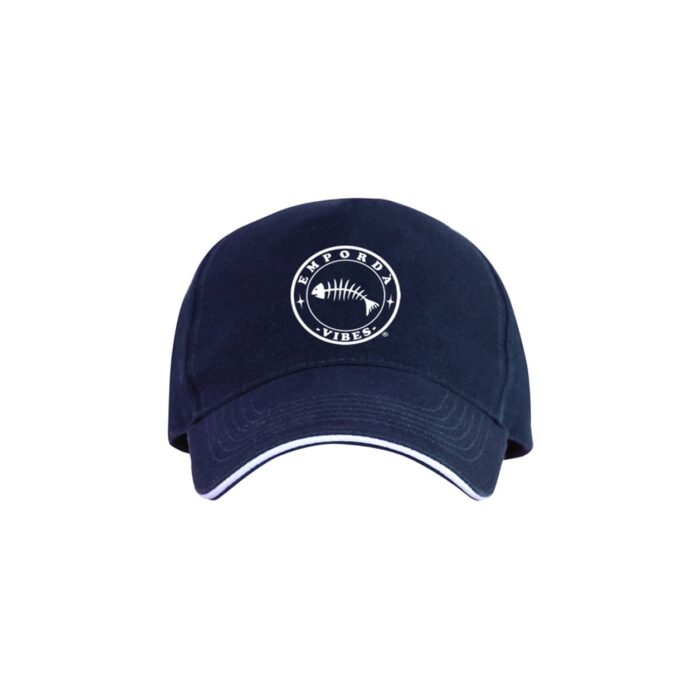 Gorra sport blau marí amb logo blanc.